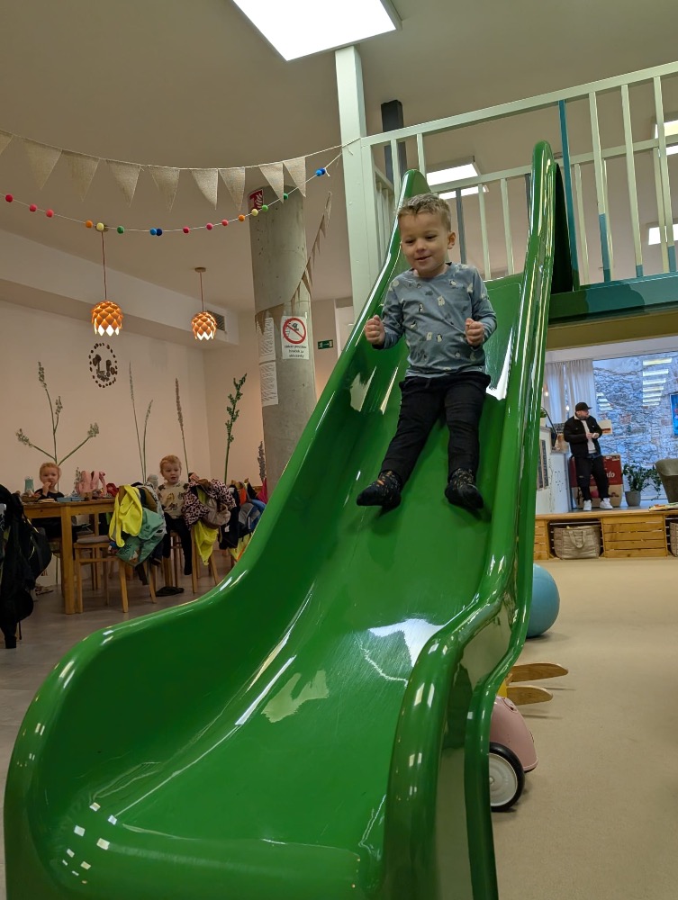 FBE8CD49-6BCD-496E-9B36-C937E8F2E07D